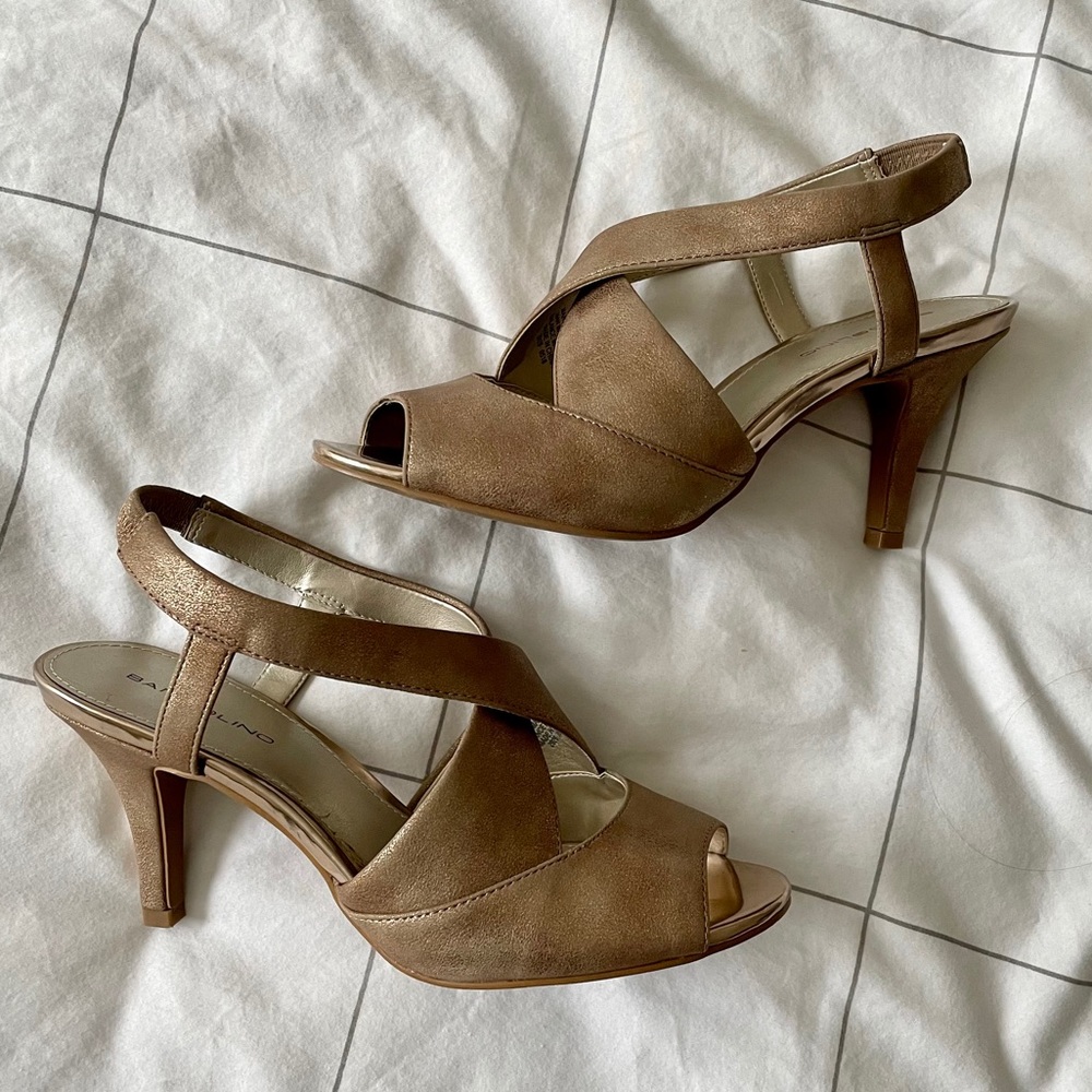 Bandolino || metallic gold sling back heels